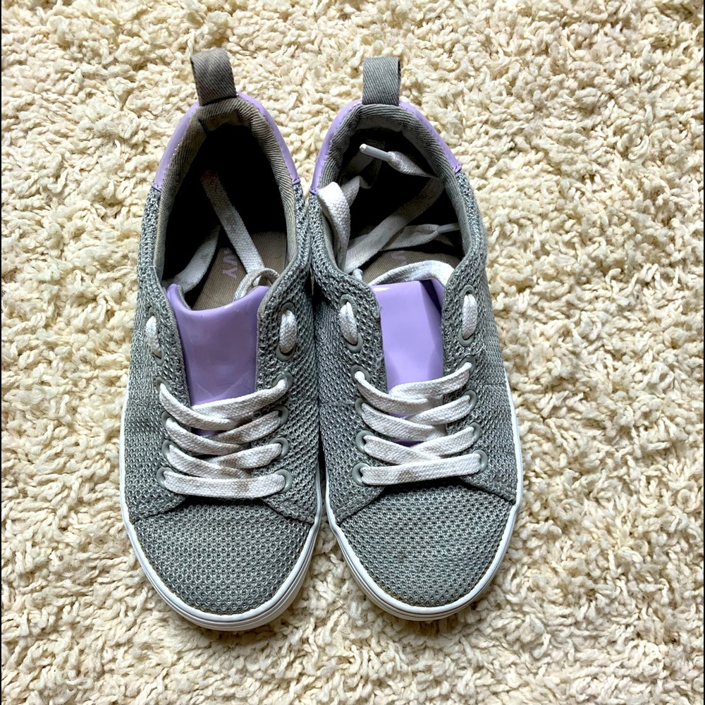 Old Navy Girls Sneaker - Size 12